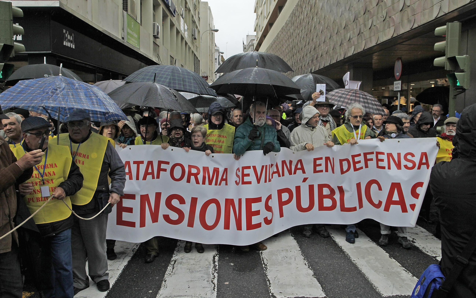 Las imágenes de la manifestación por las pensiones públicas en Sevilla
