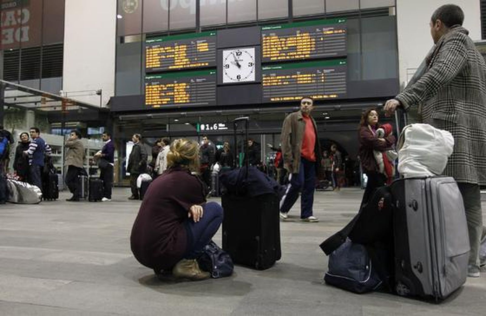 El corte del AVE (durante tres horas) afectó a unos 5.200 pasajeros.

Foto: Antonio Pizarro