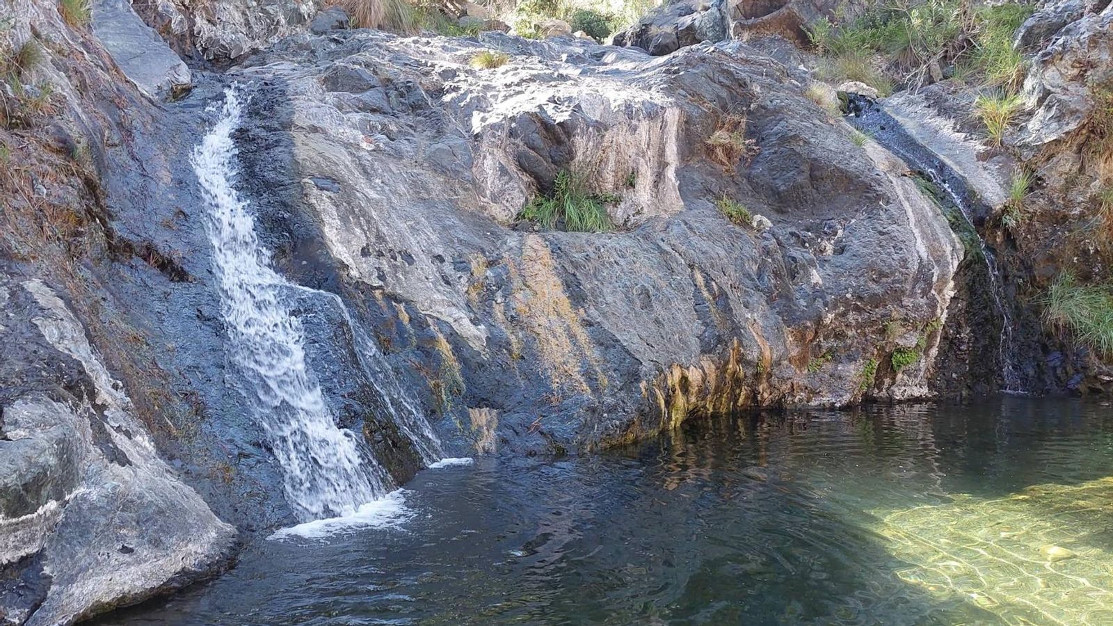 Los pequeños saltos de agua que se forman en el Charco Azul, en el arroyo Quejigo.