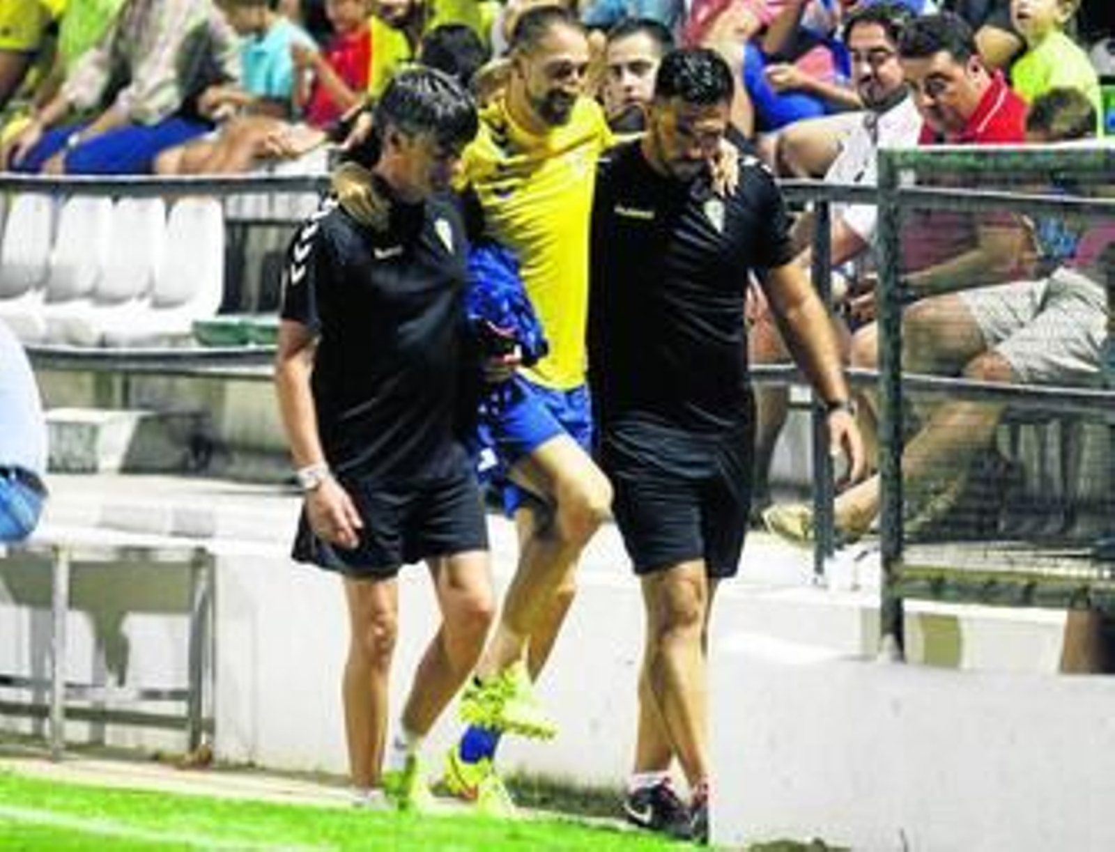 Juanjo es ayudado a retirarse con el tobillo derecho dañado el pasado sábado en el duelo contra el Sanluqueño.