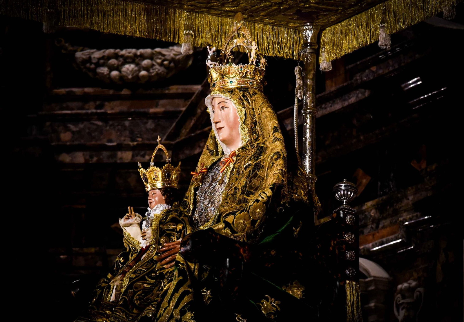 La Virgen de los Reyes, ya dispuesta para la procesión