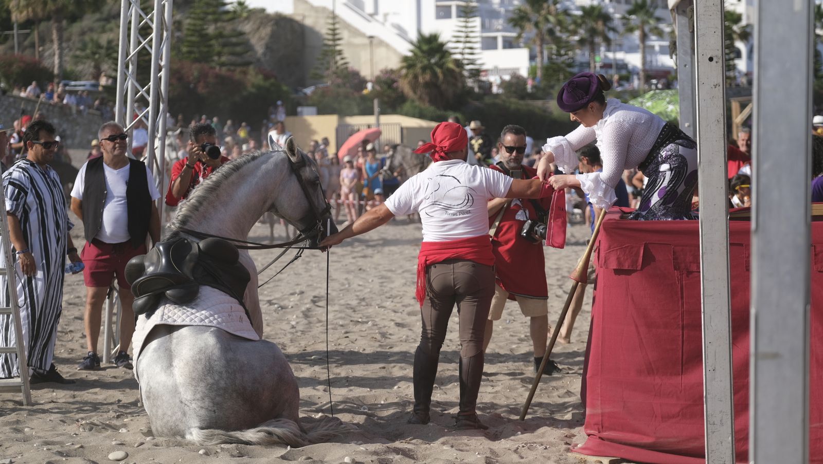 Imágenes de la carrera de cintas a caballo en las Fiestas de Moros y Cristianos de Mojácar