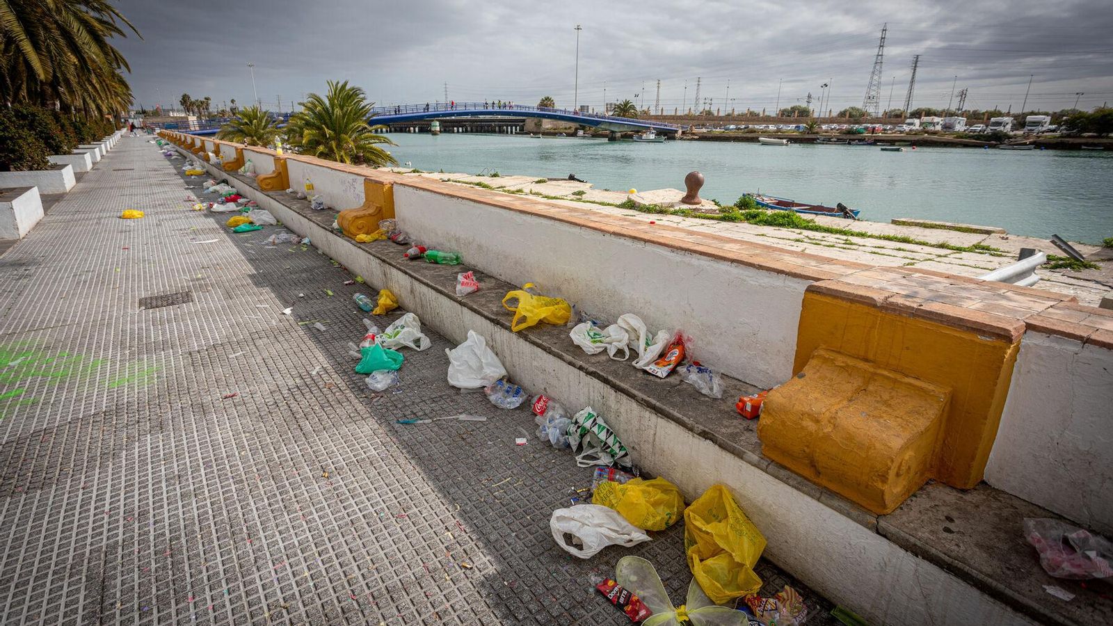 El Parque Calderón mostaraba este domingo la peor cara del botellón de la noche del sábado.