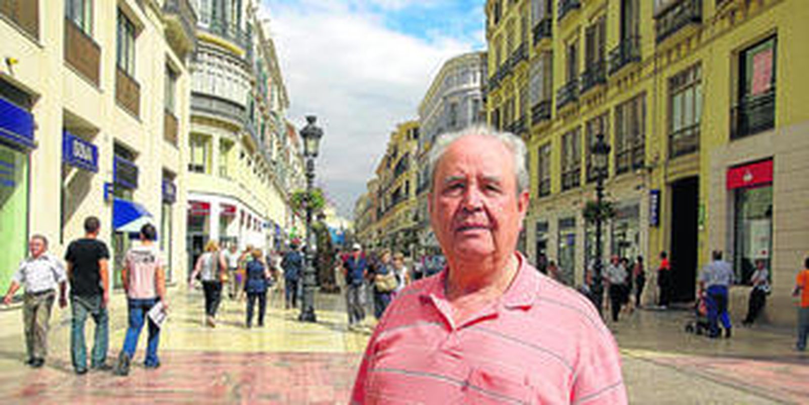 El profesor y cantaor Alfredo Arrebola, arropado por la calle Larios.