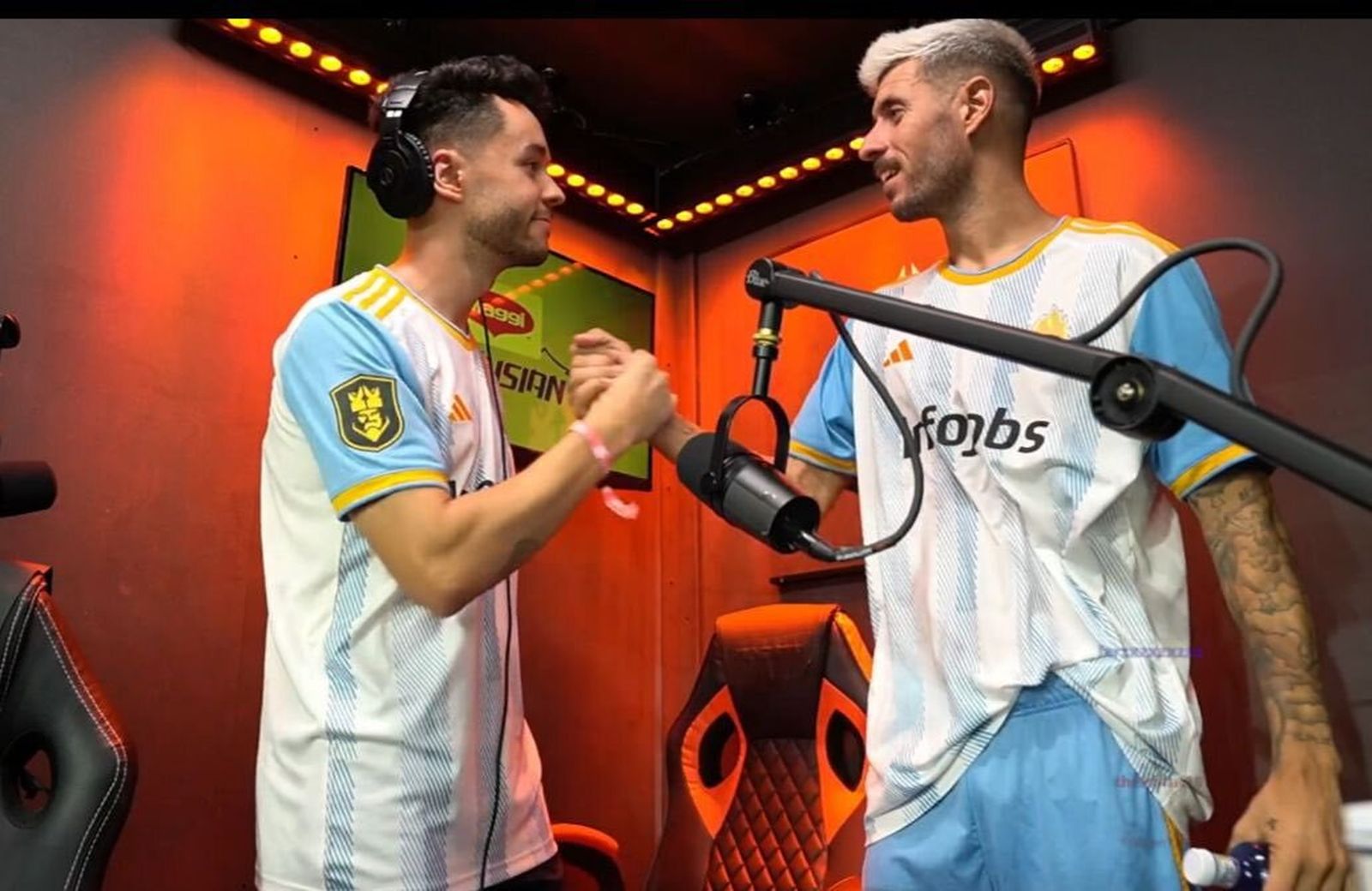 Lulu Rodríguez, de El Palo FC, se estrecha la mano con TheGrefg, presidente de Saiyans FC, en una cabina de la Kings League.