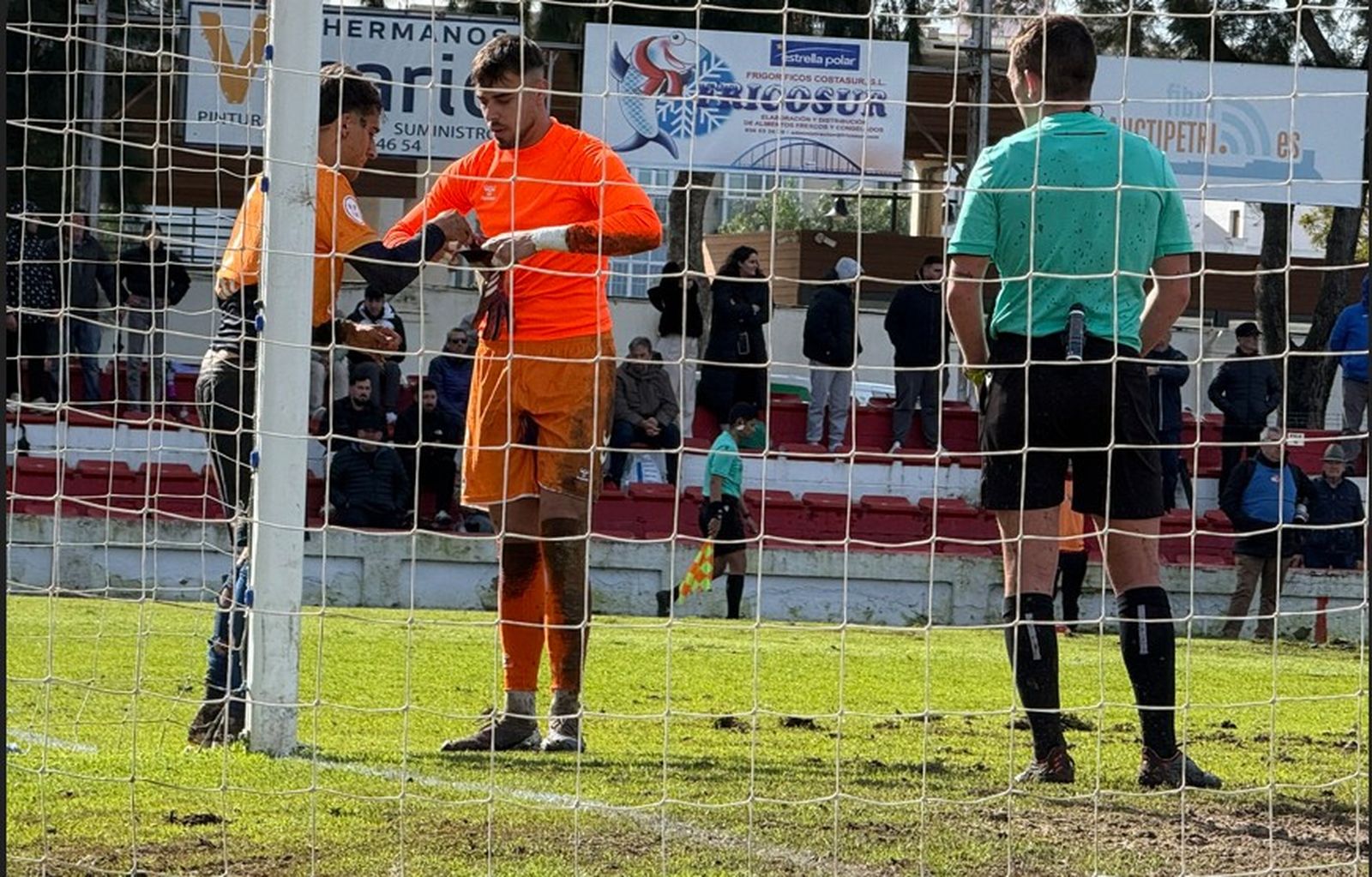 Chey recibe la indumentaria de portero y los guantes del recién expulsado Antonio Hermosín