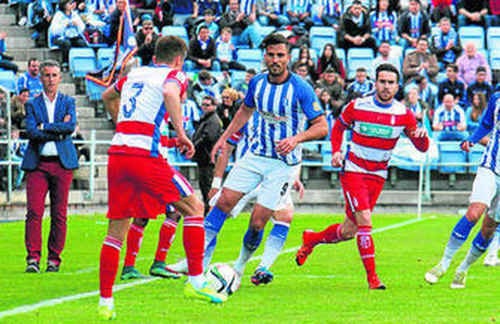 Arthuro presiona a un jugador del Granada B en el choque del sábado.