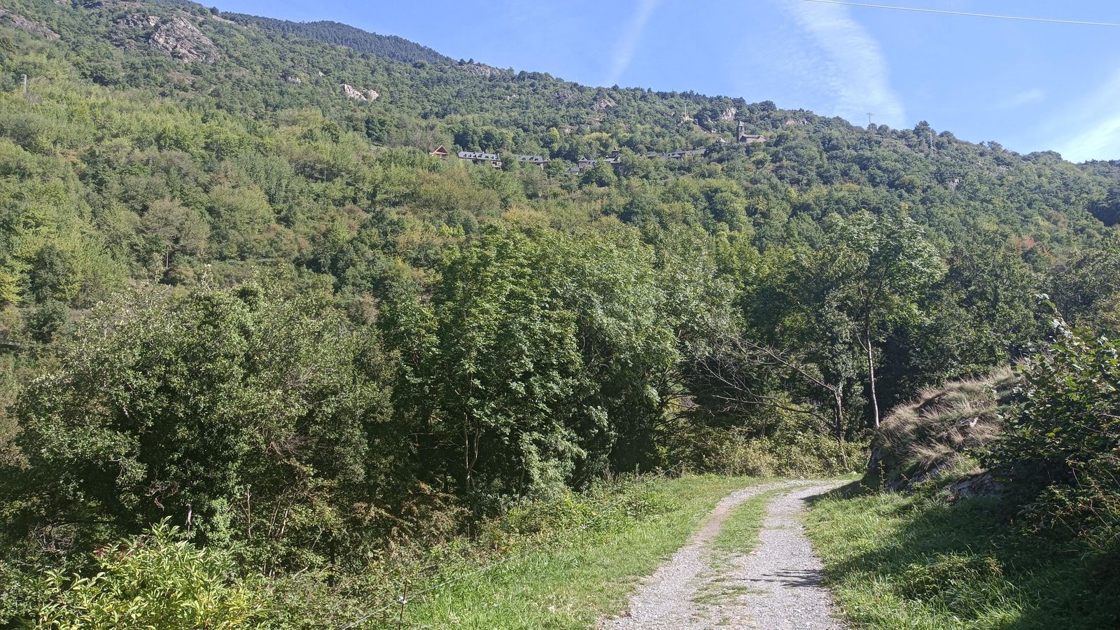 Al fondo, en la ladera, está Benós.