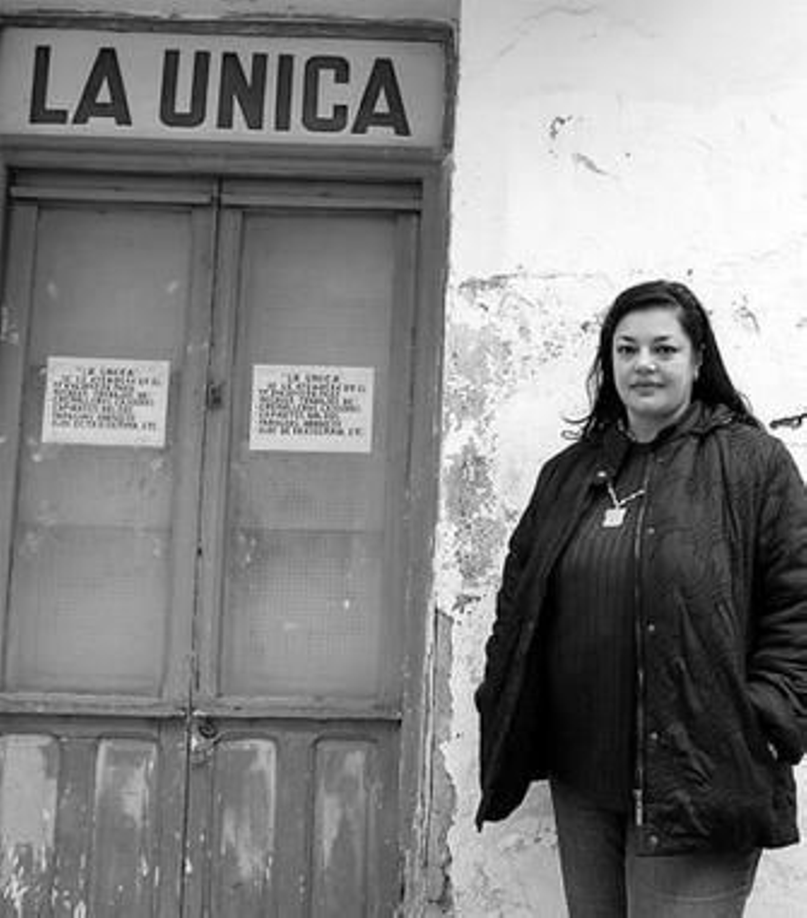 Mercedes Cuadra Galisteo ante las puertas cerradas de su negocio.