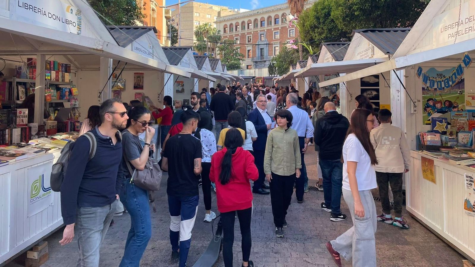 Desde hace unos años, la céntrica calle Roldán y Marín acoge las casetas de expositores y vendedores de libros.