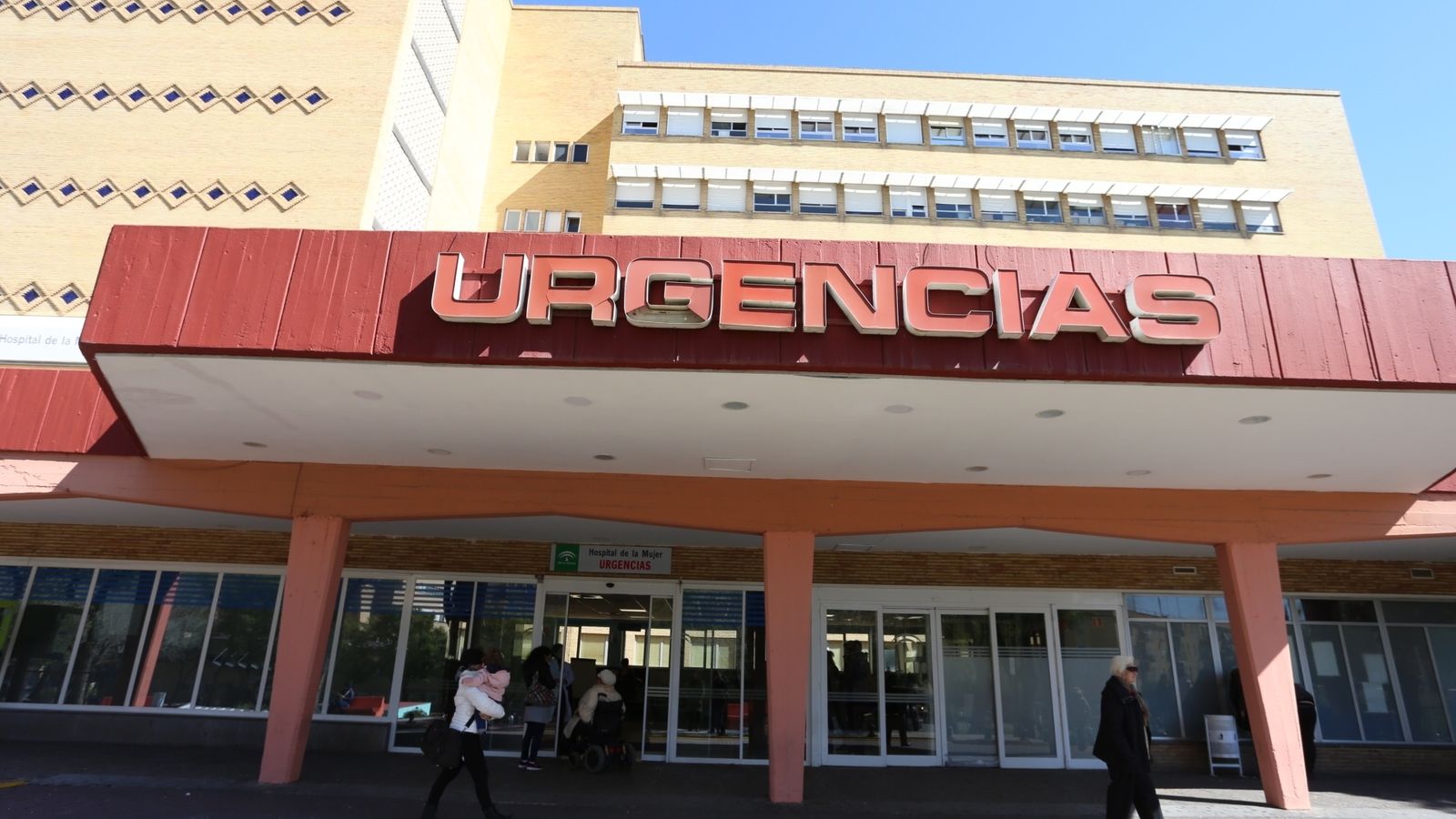 Acceso a las Urgencias del Hospital de la Mujer Virgen del Rocío.