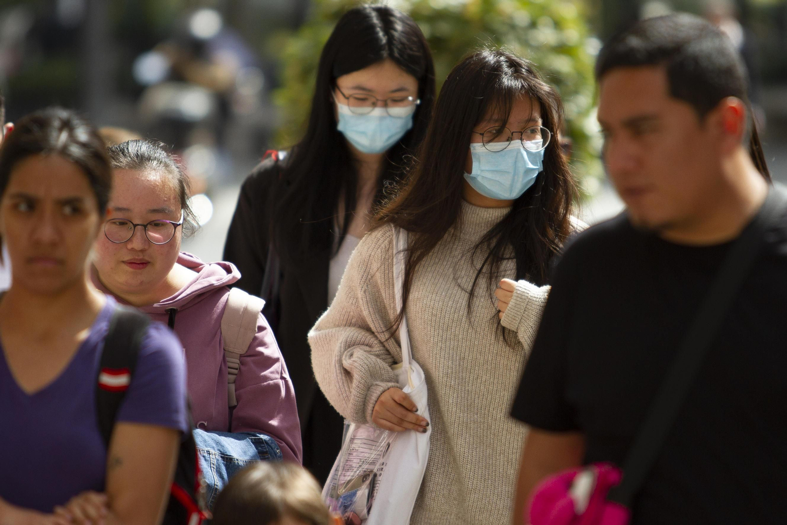 Imagen de archivo de ciudadanos paseando por Granada con y sin mascarilla