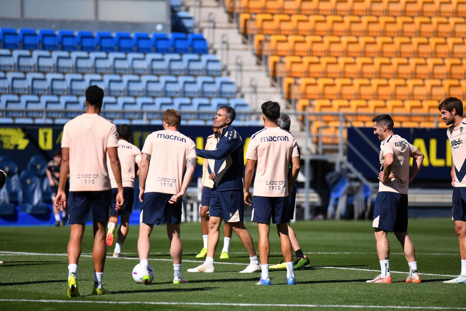 Garitano con sus jugadores en una sesión.