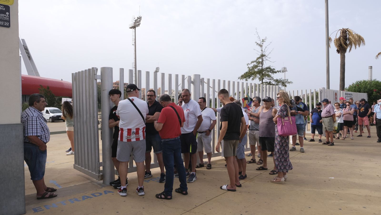 Imágenes de la renovación de los abonos de la U.D. Almería