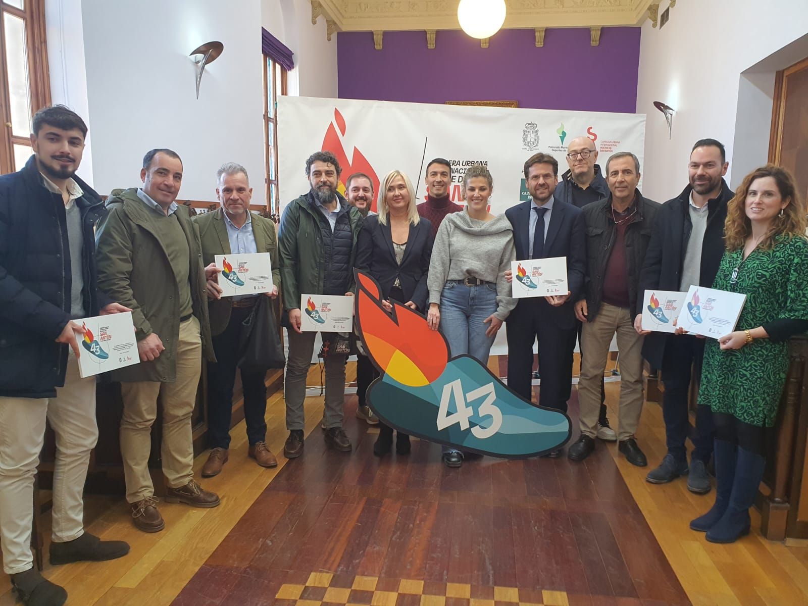 Foto de familia del acto de recepción.