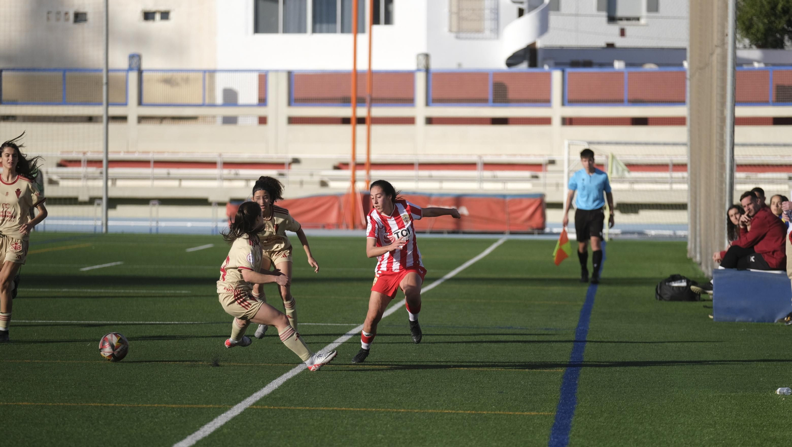 La rojiblanca Marisa se marcha de una rival tras realizar un pase en un partido de esta temporada.