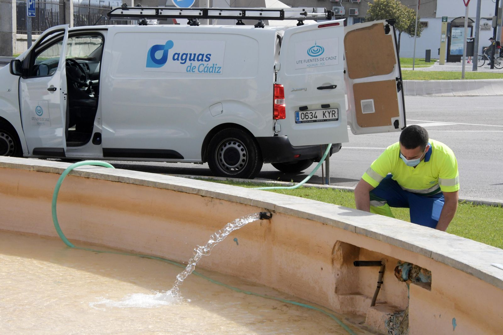 Un operario de Aguas de Cádiz trabaja en la fuente de la plaza de Sevilla en una imagen de archivo.