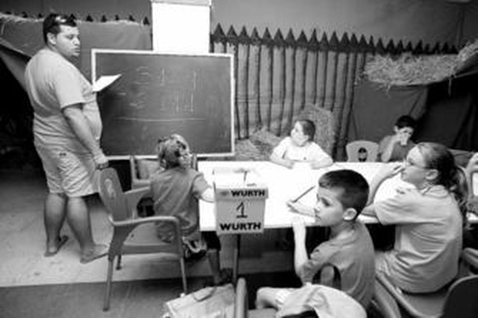 Los niños y niñas durante del campamento urbano en el repaso de matemáticas.