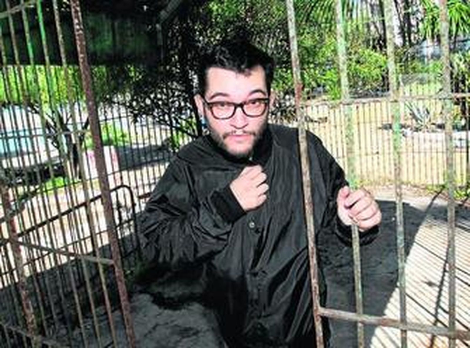 Elphomega, enjaulado en los Baños del Carmen.