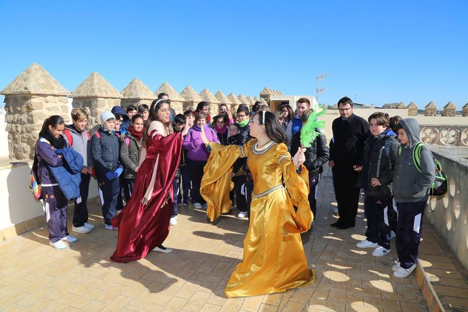 Alumnado durante una visita teatralizada al Castillo de Luna, en una imagen de archivo.