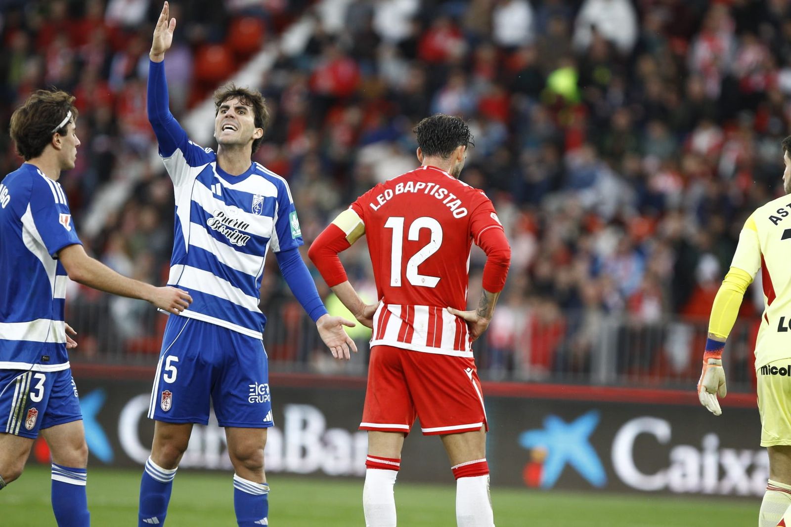 Manu Lama dando órdenes a los suyos ante el Almería.