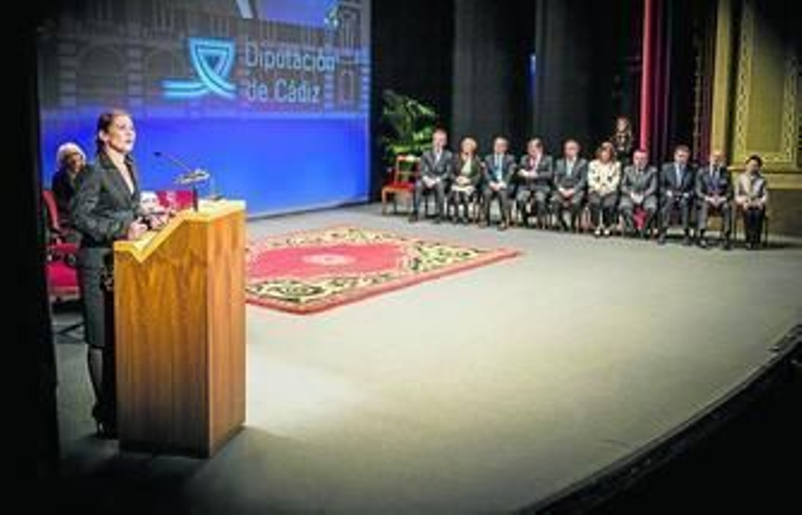 Saras Baras se dirige al público tras recoger ayer la Medalla de la provincia en el Gran Teatro Falla.