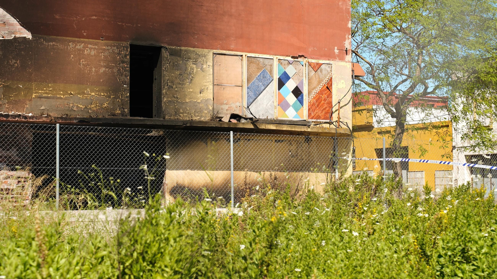 Fotos del edificio abandonado en la avenida Gesto por la Paz de Algeciras una semana después de incendiarse