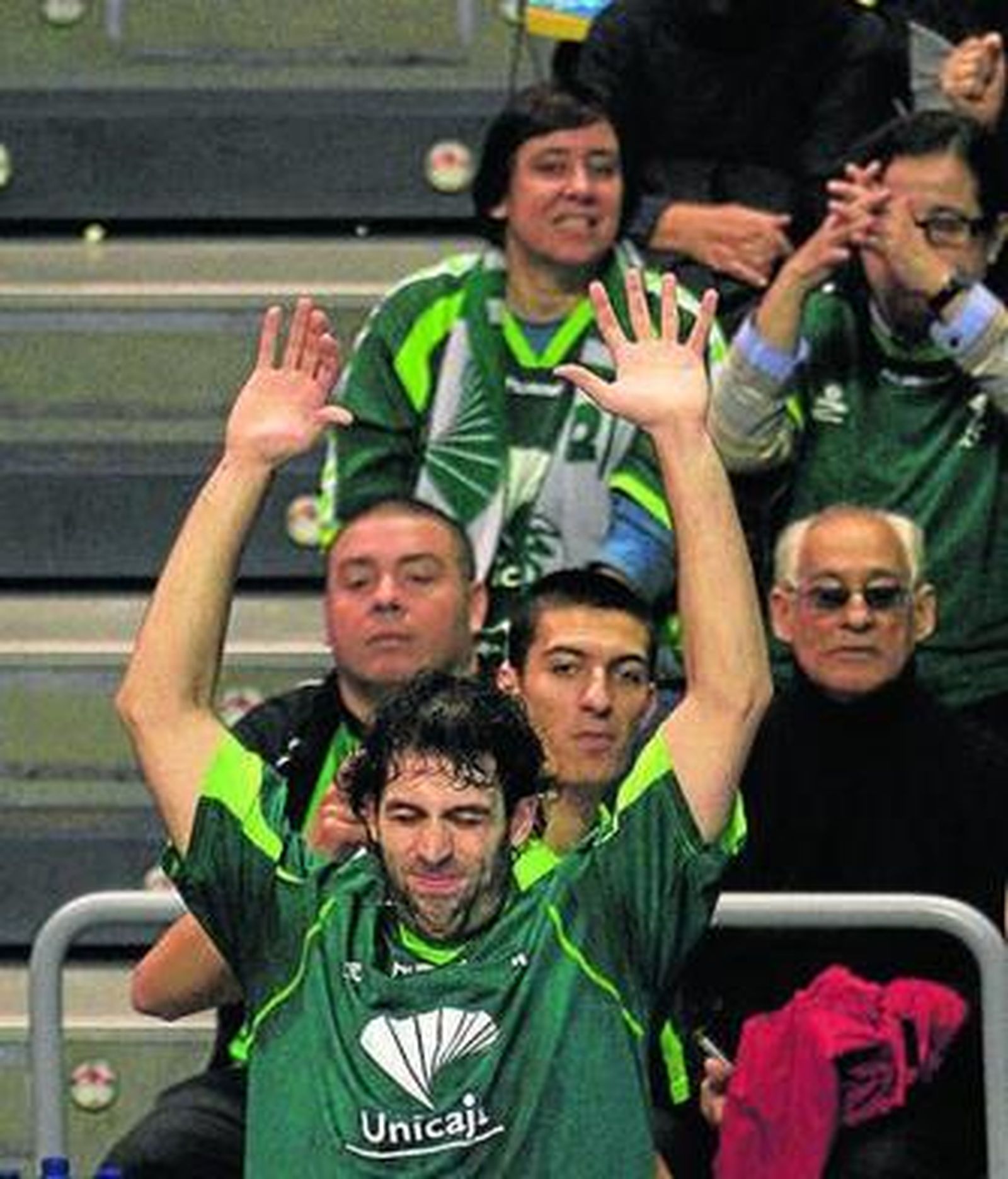 Printezis protege el balón ante la defensa de Augustine.