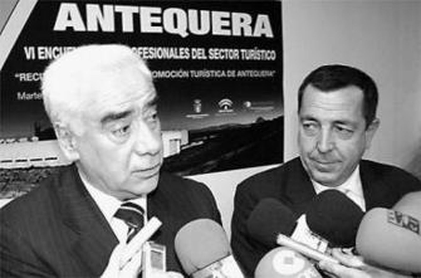 El consejero Alonso, a la izquierda, con el alcalde de Antequera.