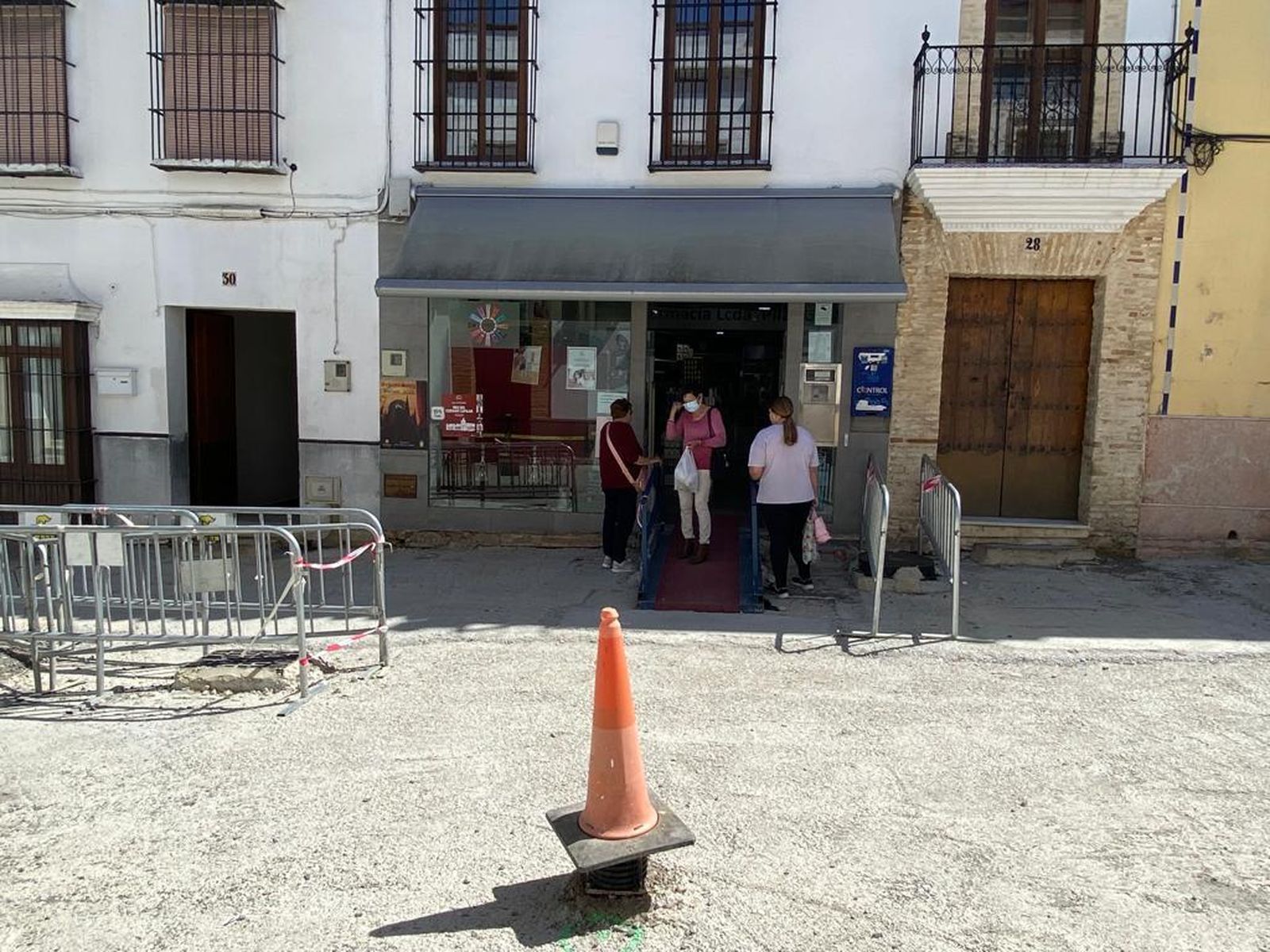 Los trabajos de mejora en la calle San Jerónimo están parados.