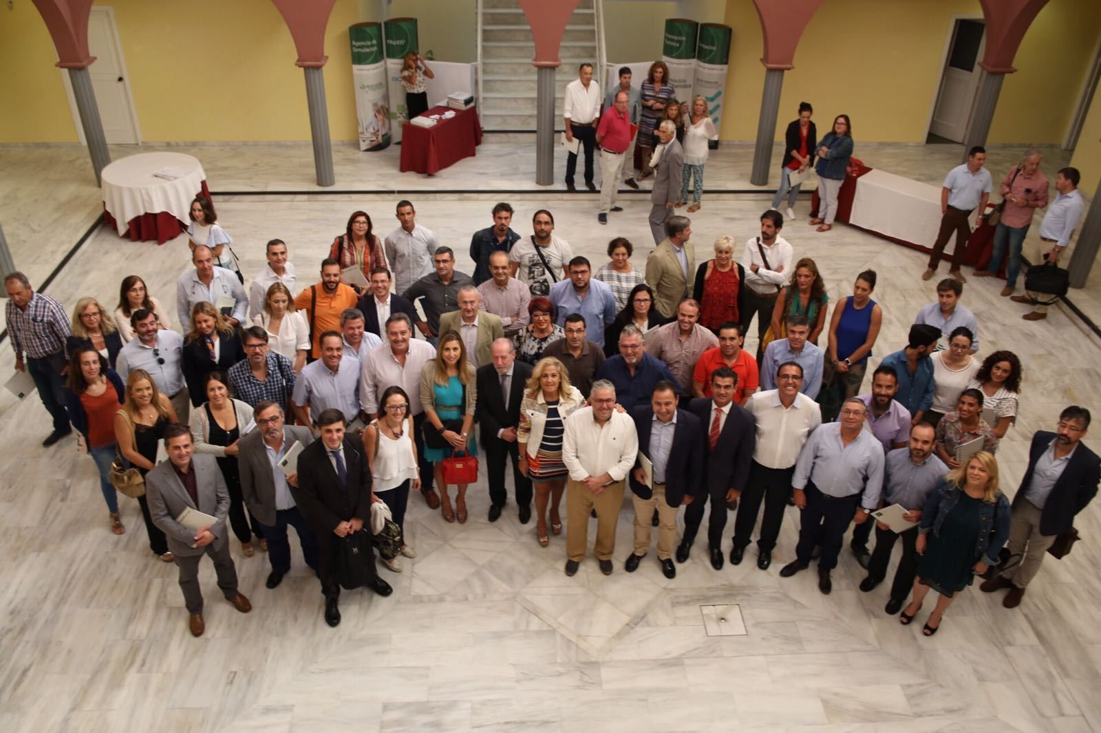 El presidente de la Diputación y la alcaldesa de Castilleja de la Cuesta, en el medio, junto a los participantes en la jornada.