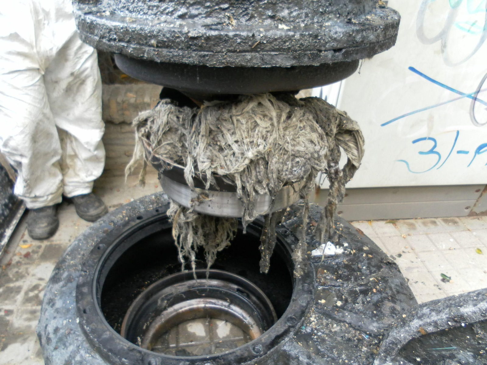 Los restos de toallitas húmedas conforman tapones como éste.