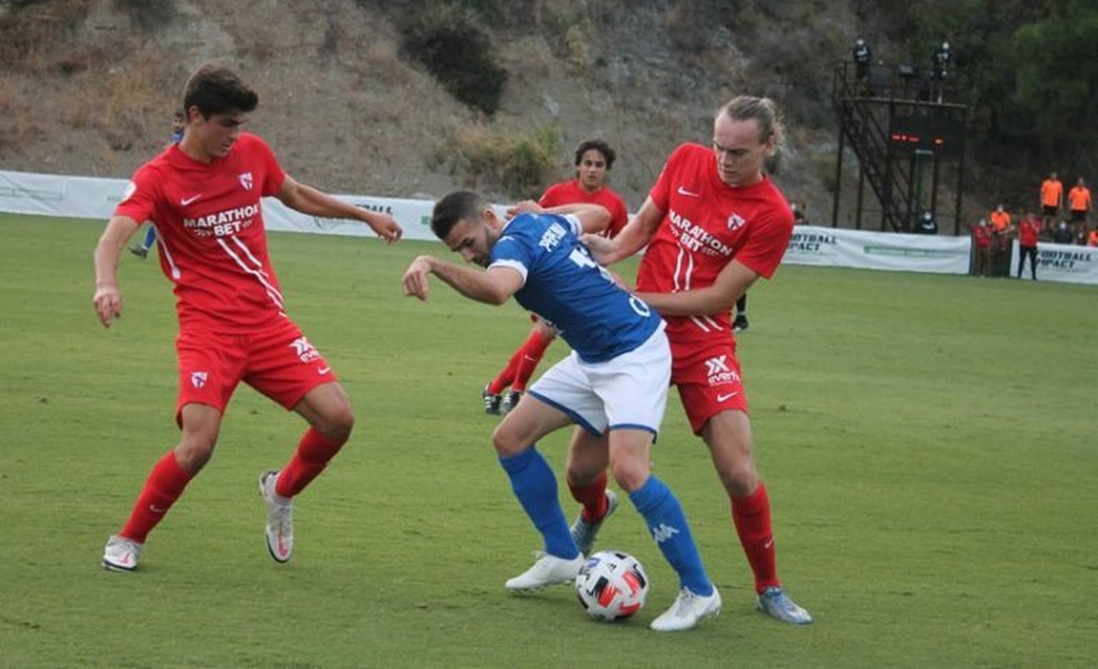 Pepe Bernal cubre el esférico ante la presión de dos rivales.