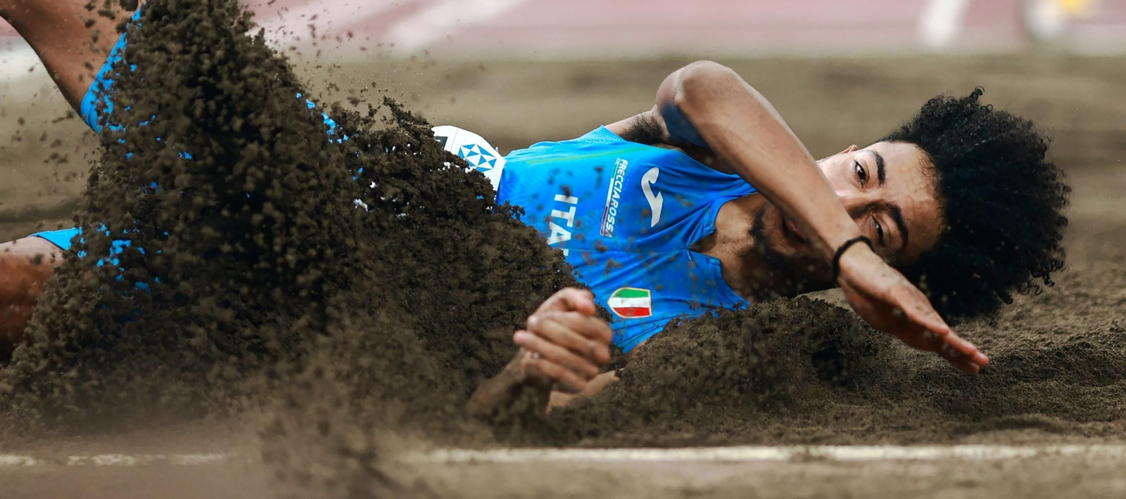 Mattia Furlani, campeón mundial de longitud, cae en el foso en uno de sus saltos.