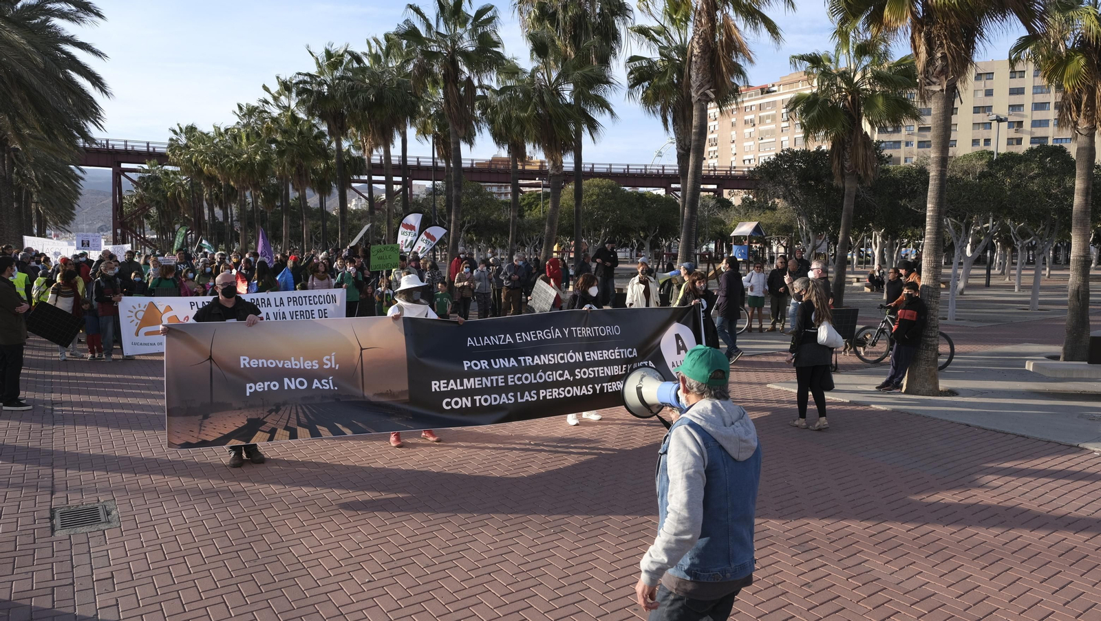 Fotogalería manifestación a favor de energías renovables ordenadas. Almería