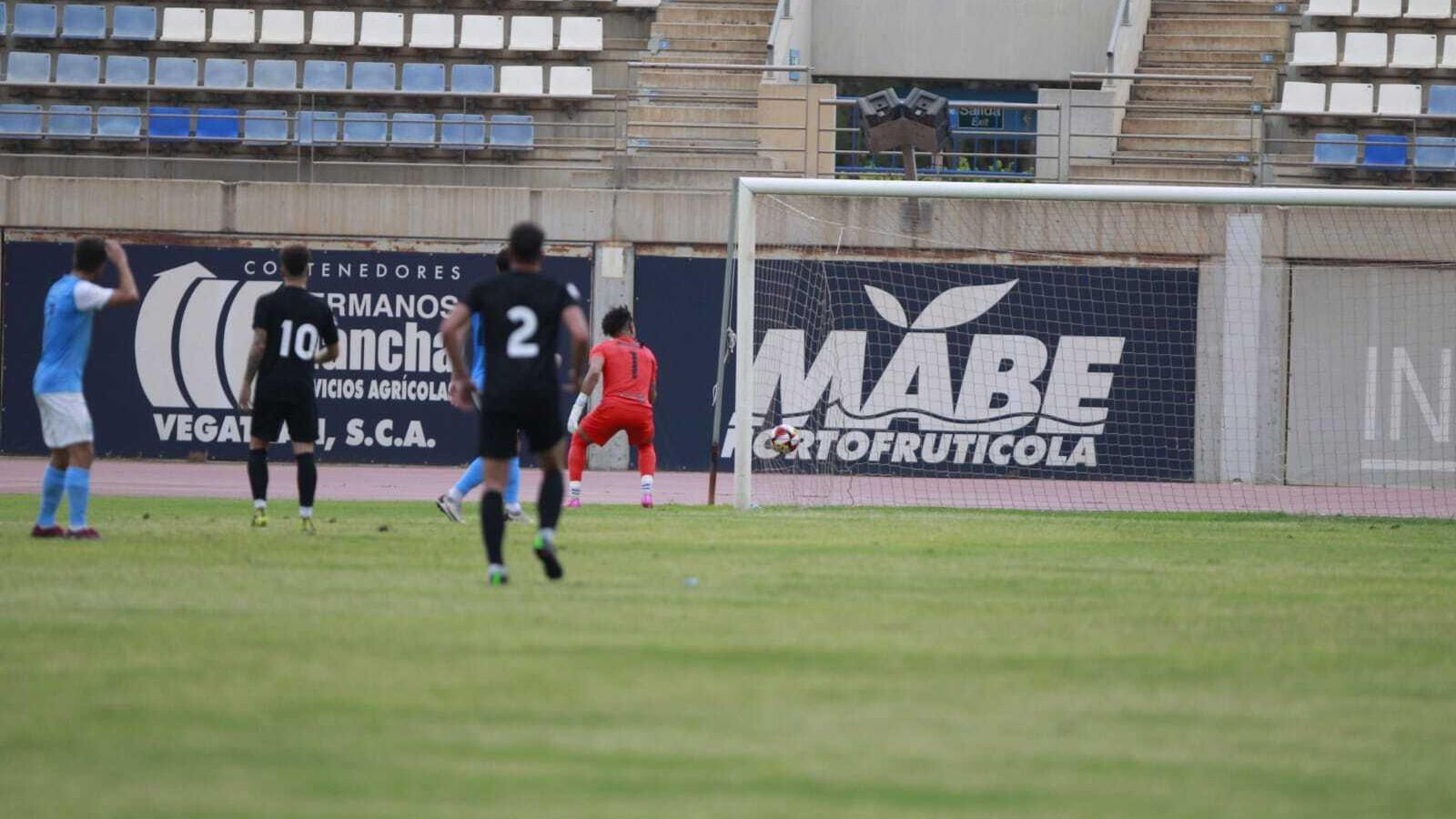 El meta Neil observa como el balón acaba entrando en su portería después de un error suyo.