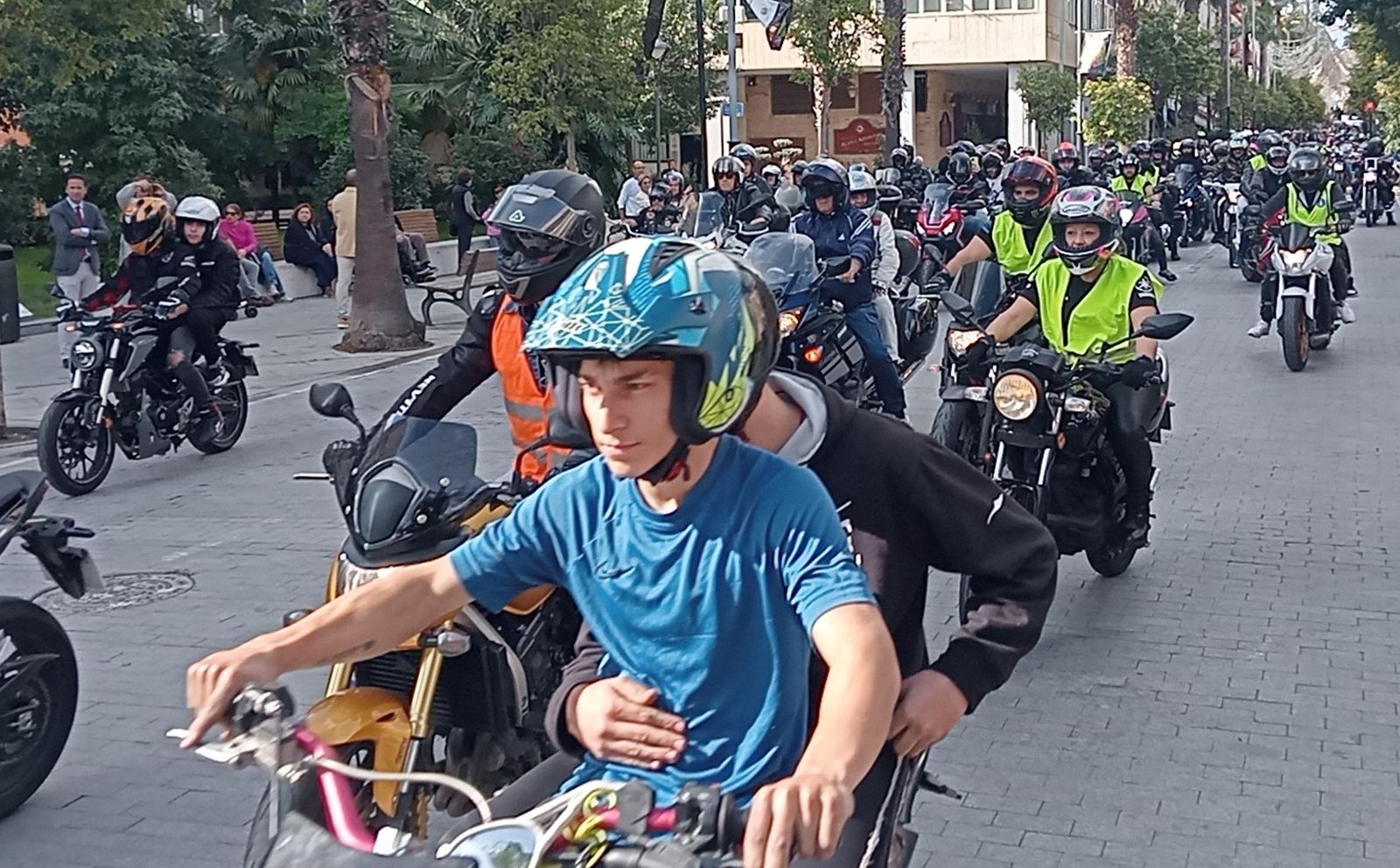 Imágenes de la concentración motera en memoria de Hugo Millán por las calles de Huelva