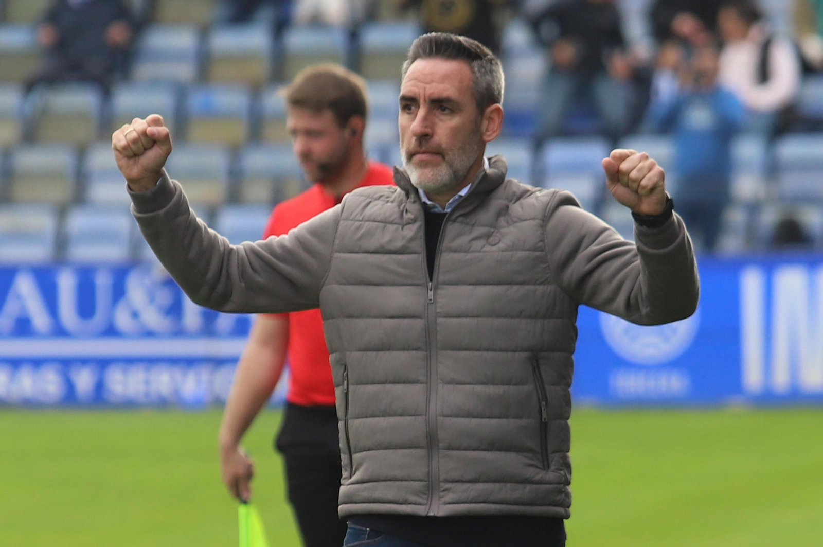 Abel Gómez en la banda del Nuevo Colombino.