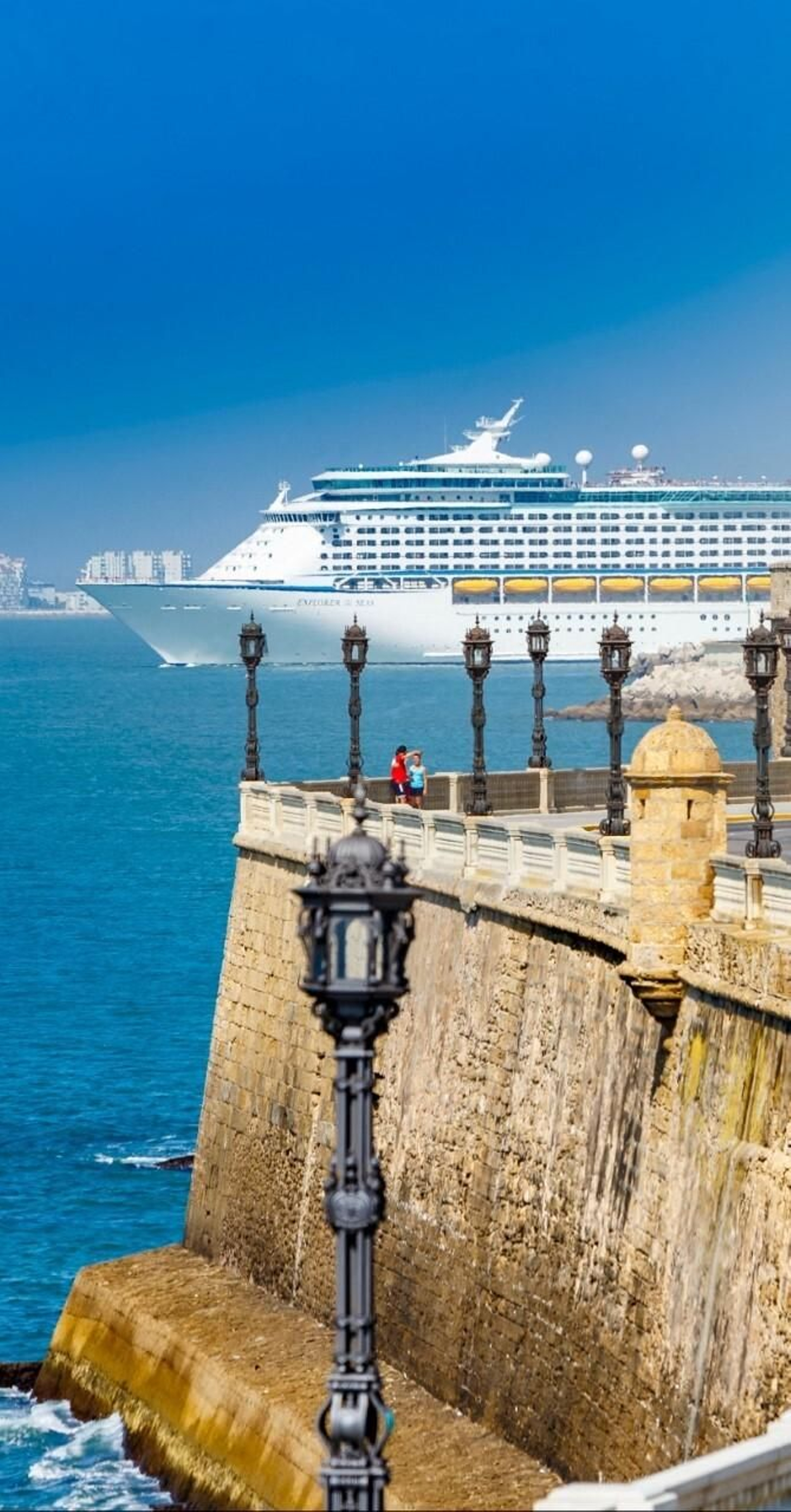 Muchos cruceros de gran eslora y calado pasan en al actualidad por la zona en la que se proyectan ubicar los aerogeneradores Muchos cruceros de gran eslora y calado pasan en al actualidad por la zona en la que se proyectan ubicar los aerogeneradores