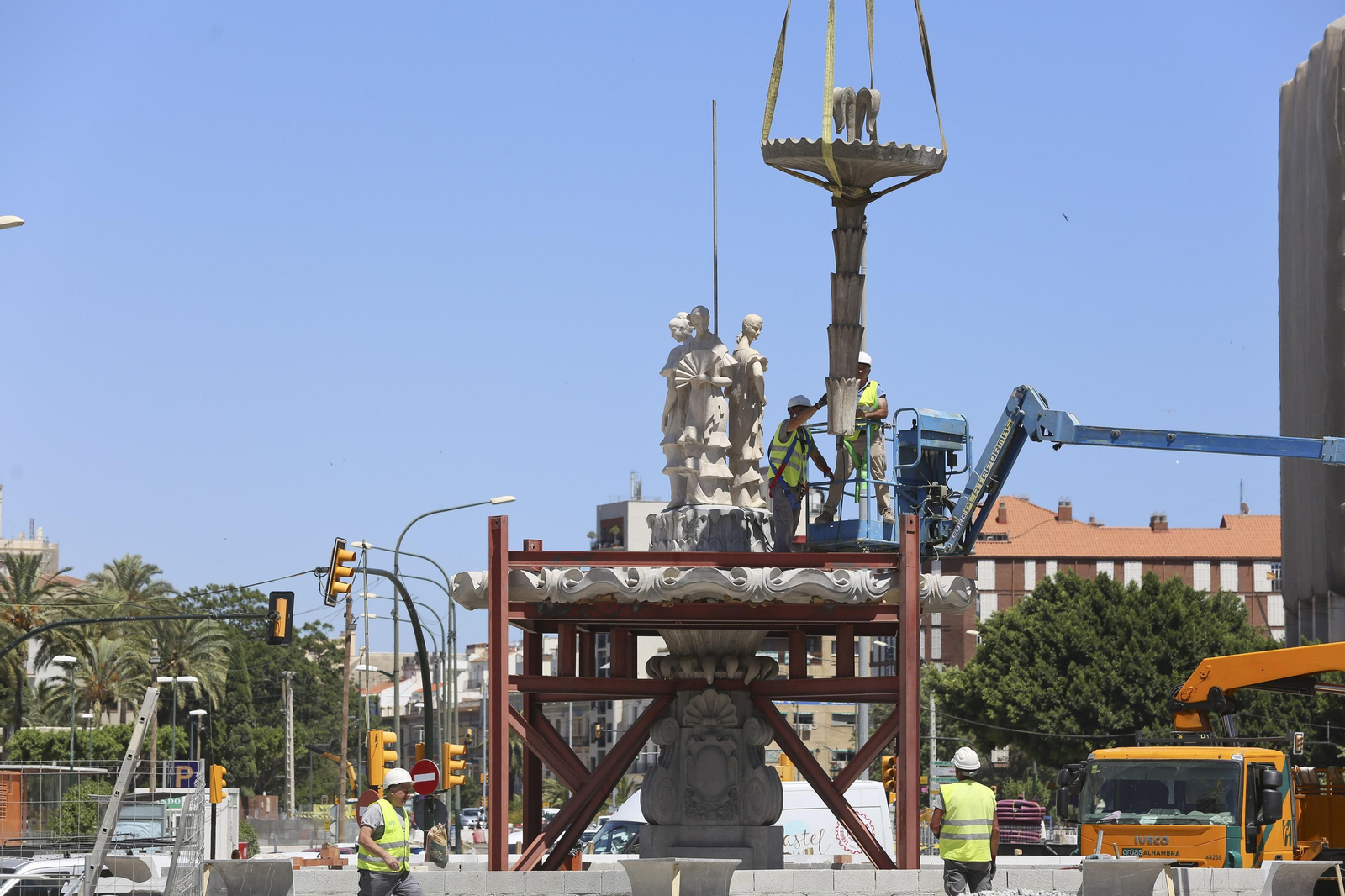 Fotos de la fuente de las Tres Gitanillas, que ya luce en la Avenida de Andalucía de Málaga