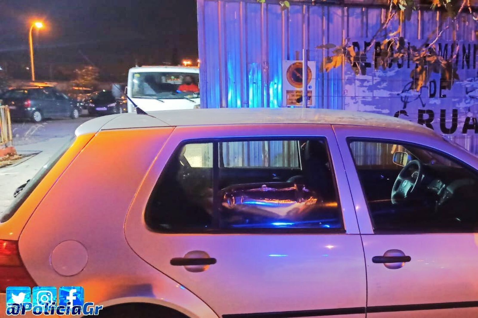 El coche, aparcado en la puerta que luce la señal de vado.