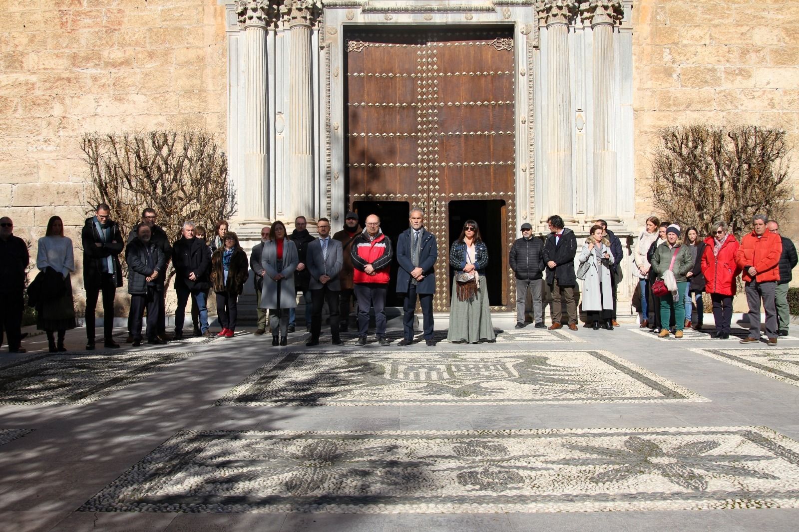 Minuto de silencio a las puertas del Hospital Real, sede del Rectorado de la UGR.