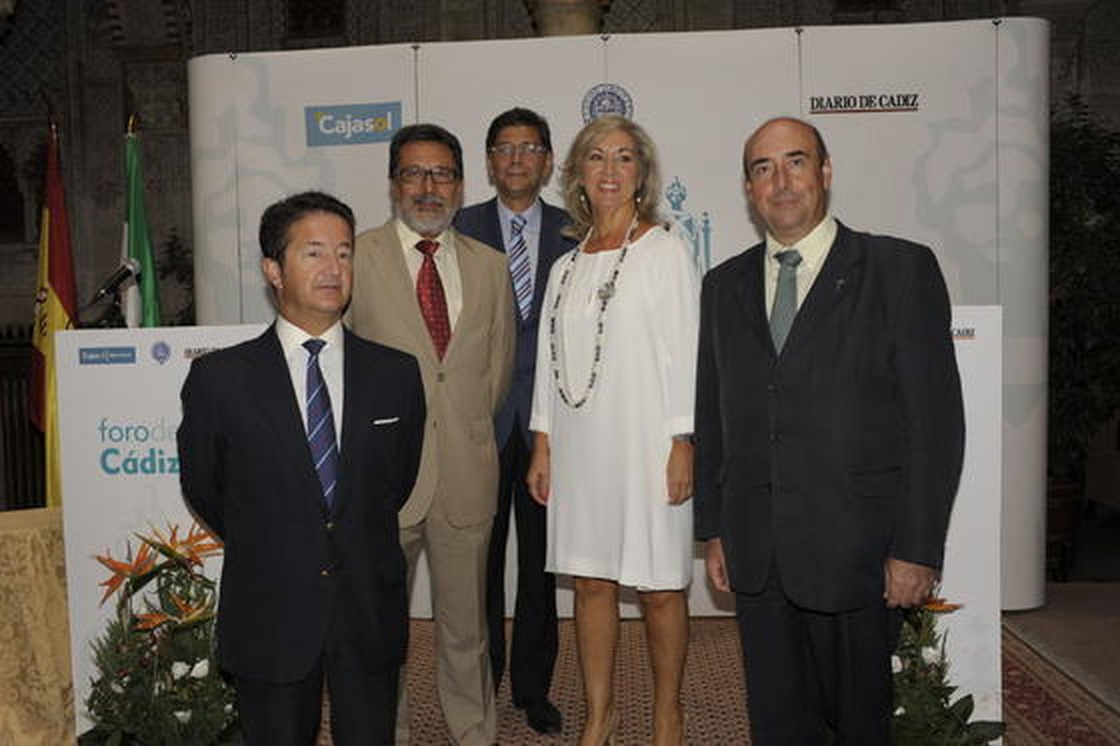 Los directivos de Cajasol, uno de los tres patronos del Foro de Cádiz, Javier López, César Custodio, José Manuel Jiménez, María Gómez y Ángel Monge.

Foto: Joaquin Hernandez Kiki