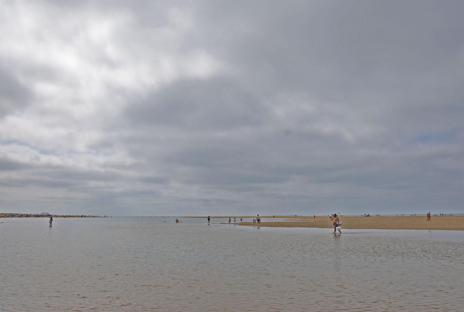 Imágenes del ambiente en las playas de Huelva en la mañana de domingo