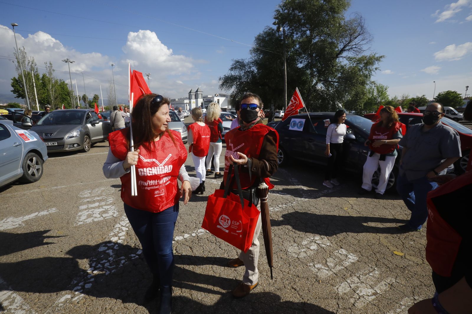 La caravana de coches de UGT en apoyo a las trabajadoras de ayuda a domicilio de Córdoba, en imágenes