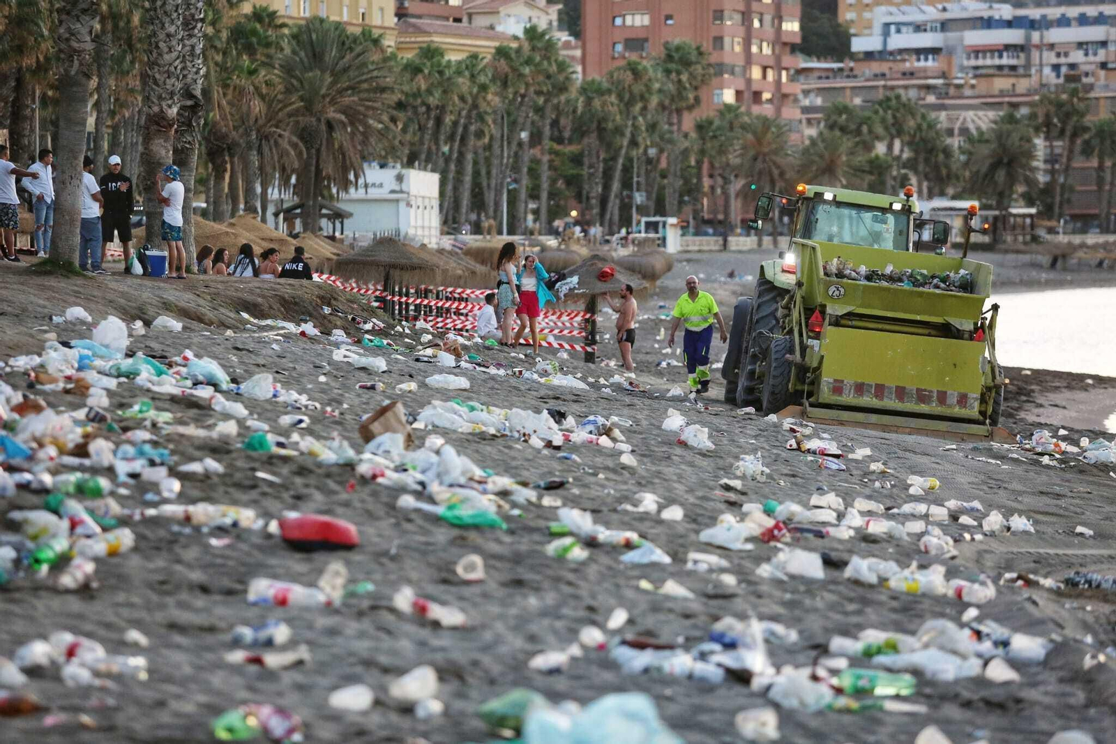 Así han amanecido las playas de Málaga tras la noche de San Juan
