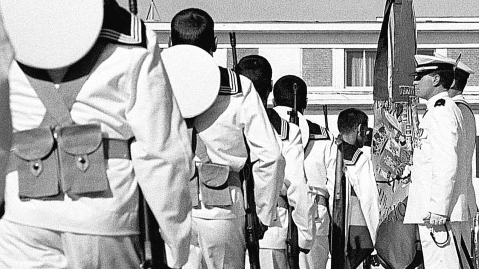 Jura de bandera de Marina en el desaparecido Cuartel de Instrucción, en San Fernando, en los años 90