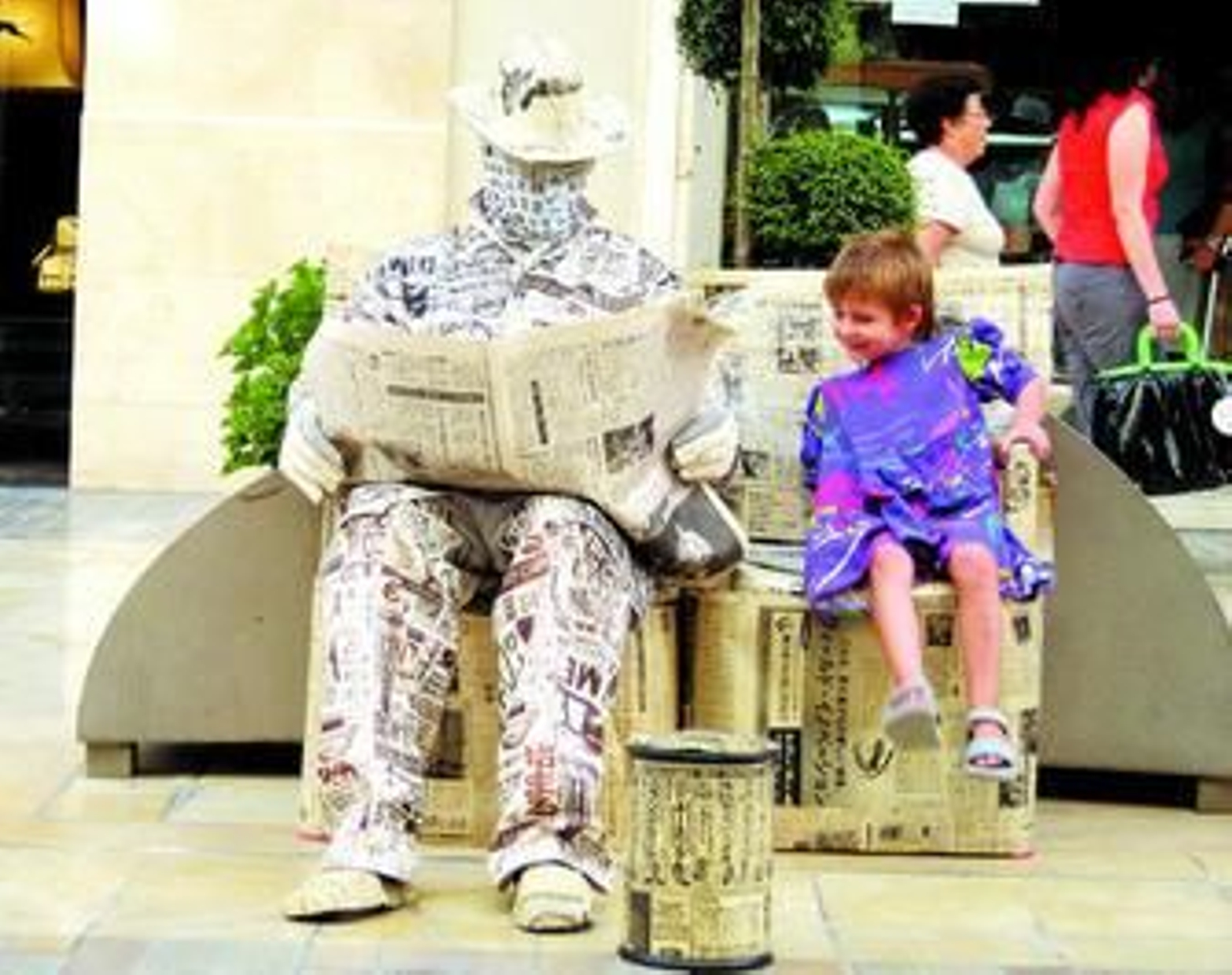 1. Detrás del 'Hombre-Periódico' se esconde un húngaro llamado Attila, un auténtico mimo profesional que ha estado en muchas ciudades del mundo. A los niños les encanta sentarse con él a leer el periódico, formado por papeles de todos los idiomas. 2. La Bruja, bajo cuya máscara se esconde un hombre llamado Akos, espera paciente, sentada con su gato, su escoba y su seta. Quien se atreve a acercarse a ella a echarle una moneda recibe una "piedra de la suerte" con una especie de grabado. 3. Larry el Payaso, en una de sus actuaciones diarias en medio de la vía pública. Este habilidoso holandés, que siempre lleva consigo un bolso como el de Mary Poppins en el que caben multitud de juguetes, convierte cada tarde un tramo de la calle Larios en un pequeño parque de atracciones para los niños. 4. El Mago Merlín, que oculta al australiano Dilan, aguarda impasible entre las curiosas miradas de los paseantes como si se tratase de una leyenda anclada en el tiempo. En realidad, Dilan es un mimo profesional al que le encanta interactuar con la gente.