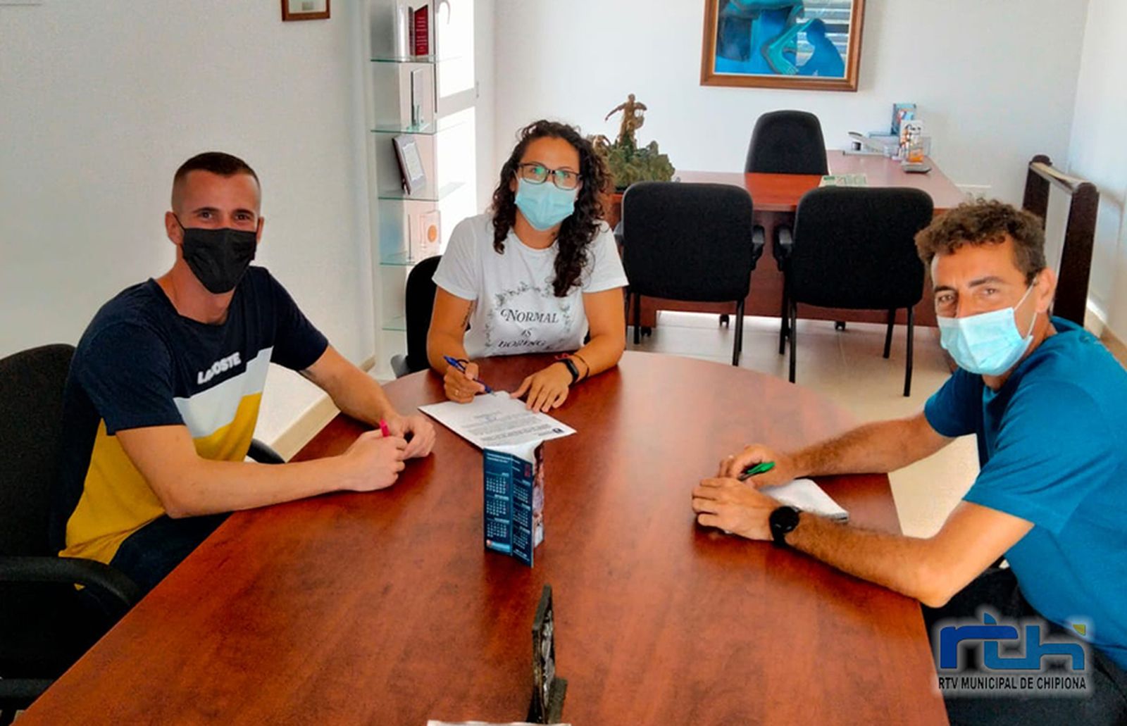 La concejala de Deportes, Laura Román, reunida con Instinto Deportivo, la nueva empresa adjudicataria de la piscina municipal.