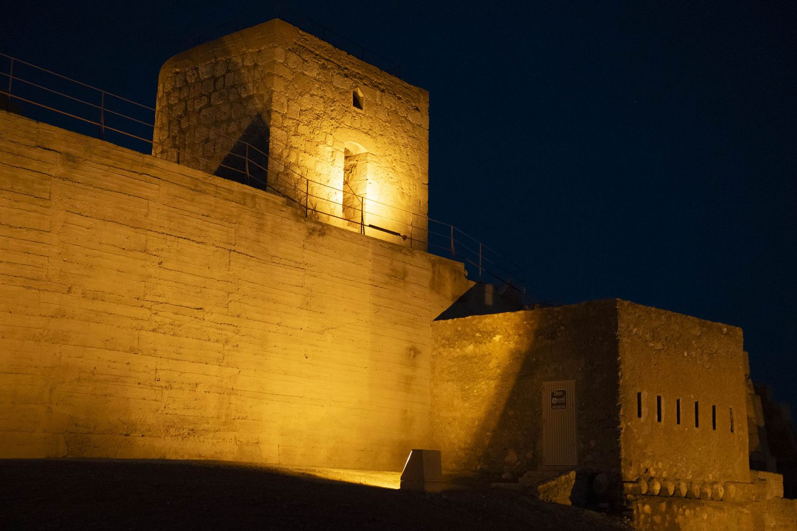 Las murallas del Cerro de San Cristóbal se encienden para iluminar Almería
